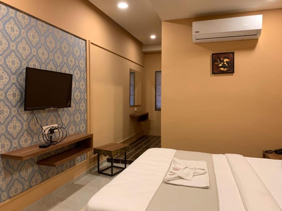 Hotel Radha Krishna Ānand Eksteriør bilde
